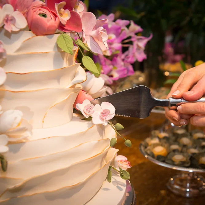 Bolo de casamento decorado com flores naturais | Le Malu Confeitaria SP