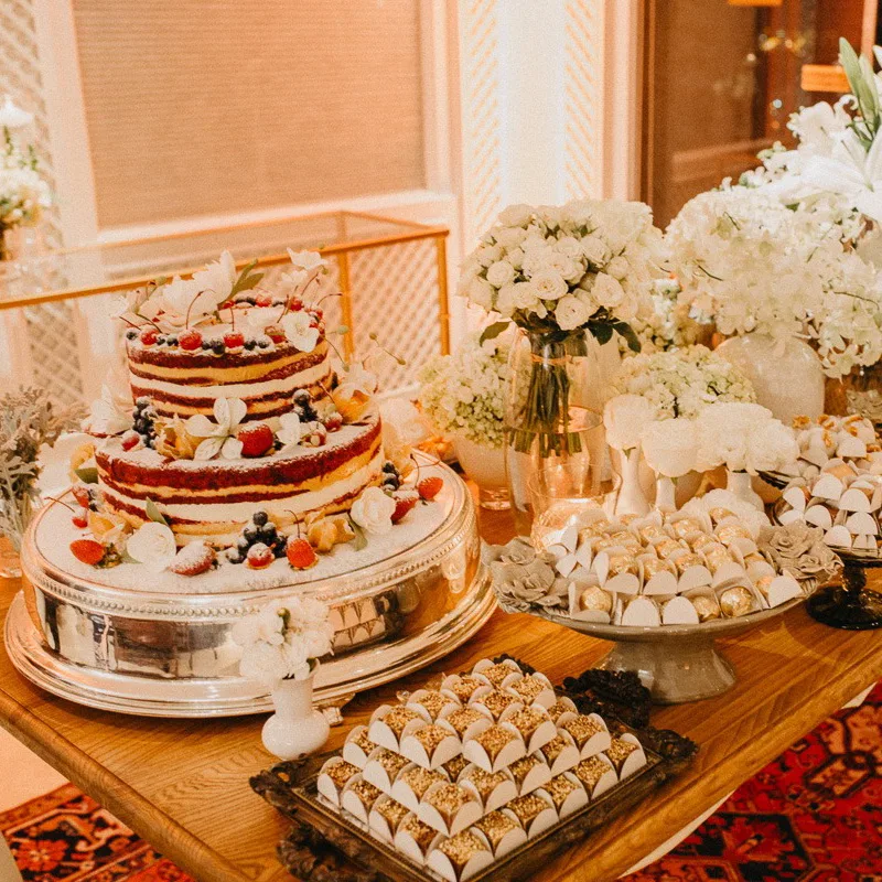 Bolo red velvet com doces finos para casamento | Le Malu